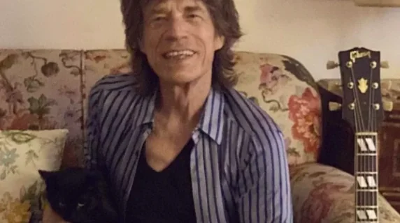Mick Jagger, lo scatto con il gatto